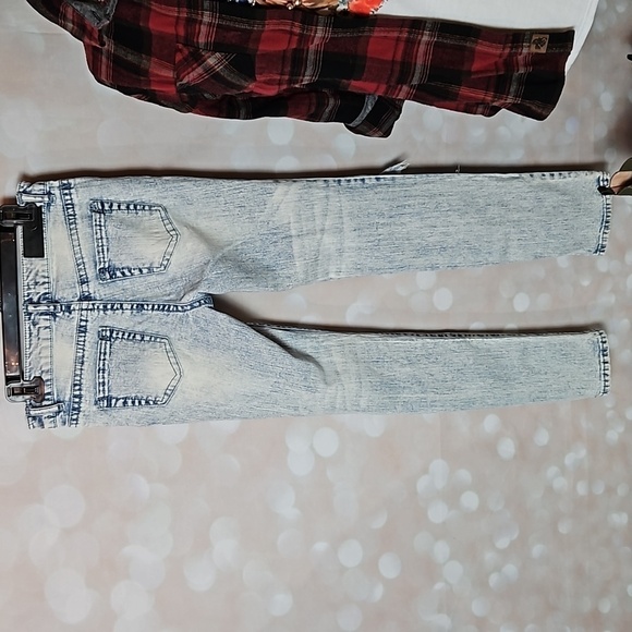 Twenty One Black | Destroyed Curvy Midrise Skinny Jeans - Picture 4 of 10